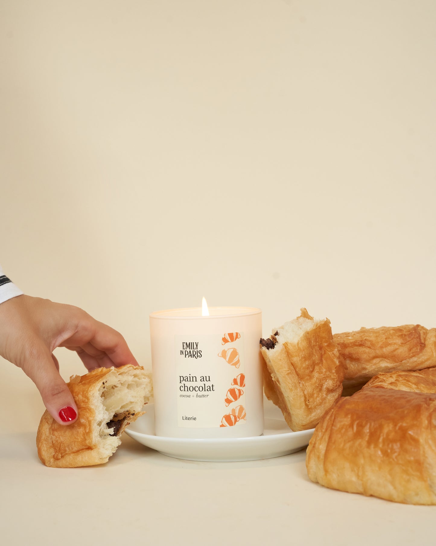 Pain au chocolat Emily in Paris candle with dessert.