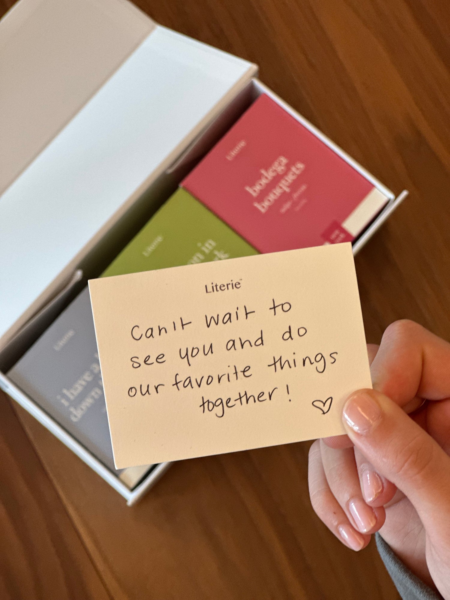 Literie gift note in hand