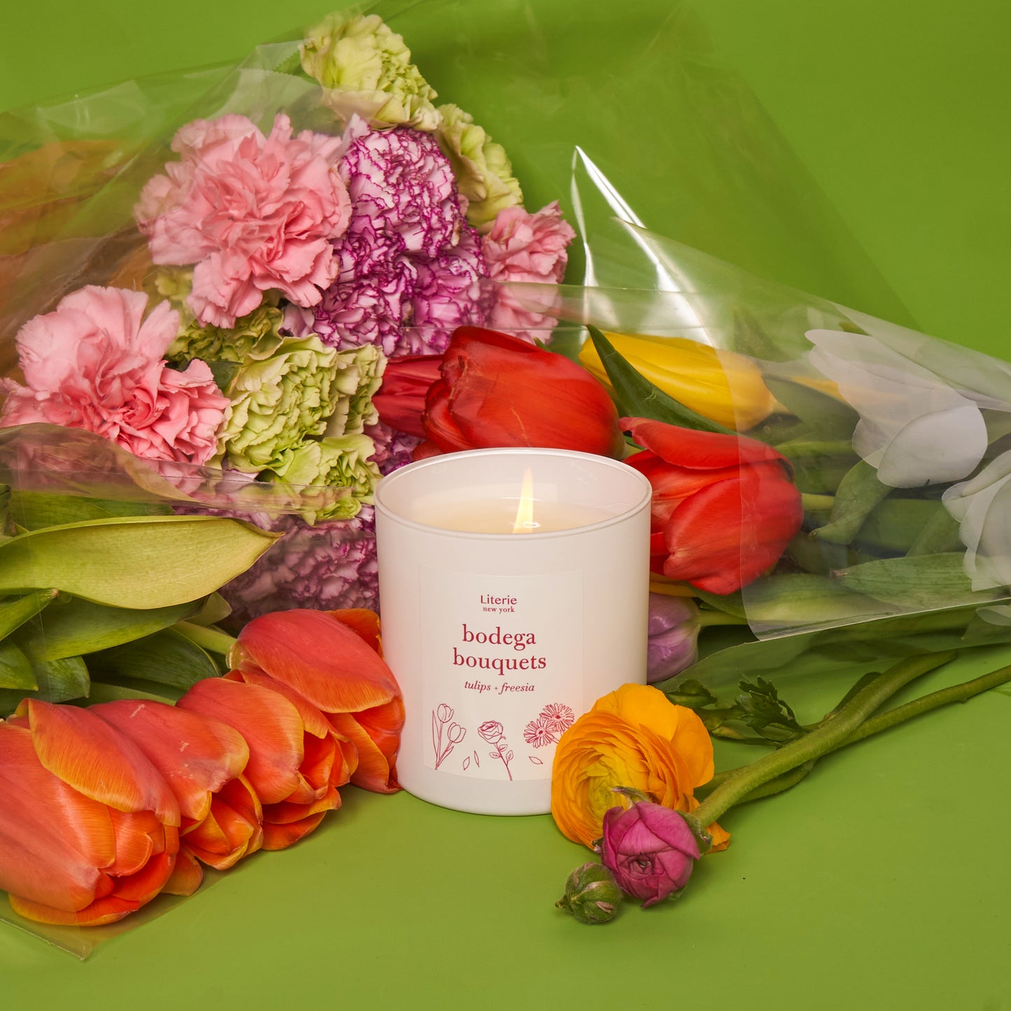 Bodega bouquets candle with flowers.