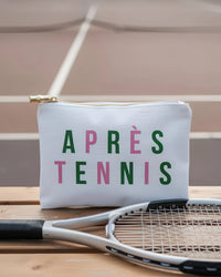 White pouch with 'APRèS TENNIS' text on a tennis court