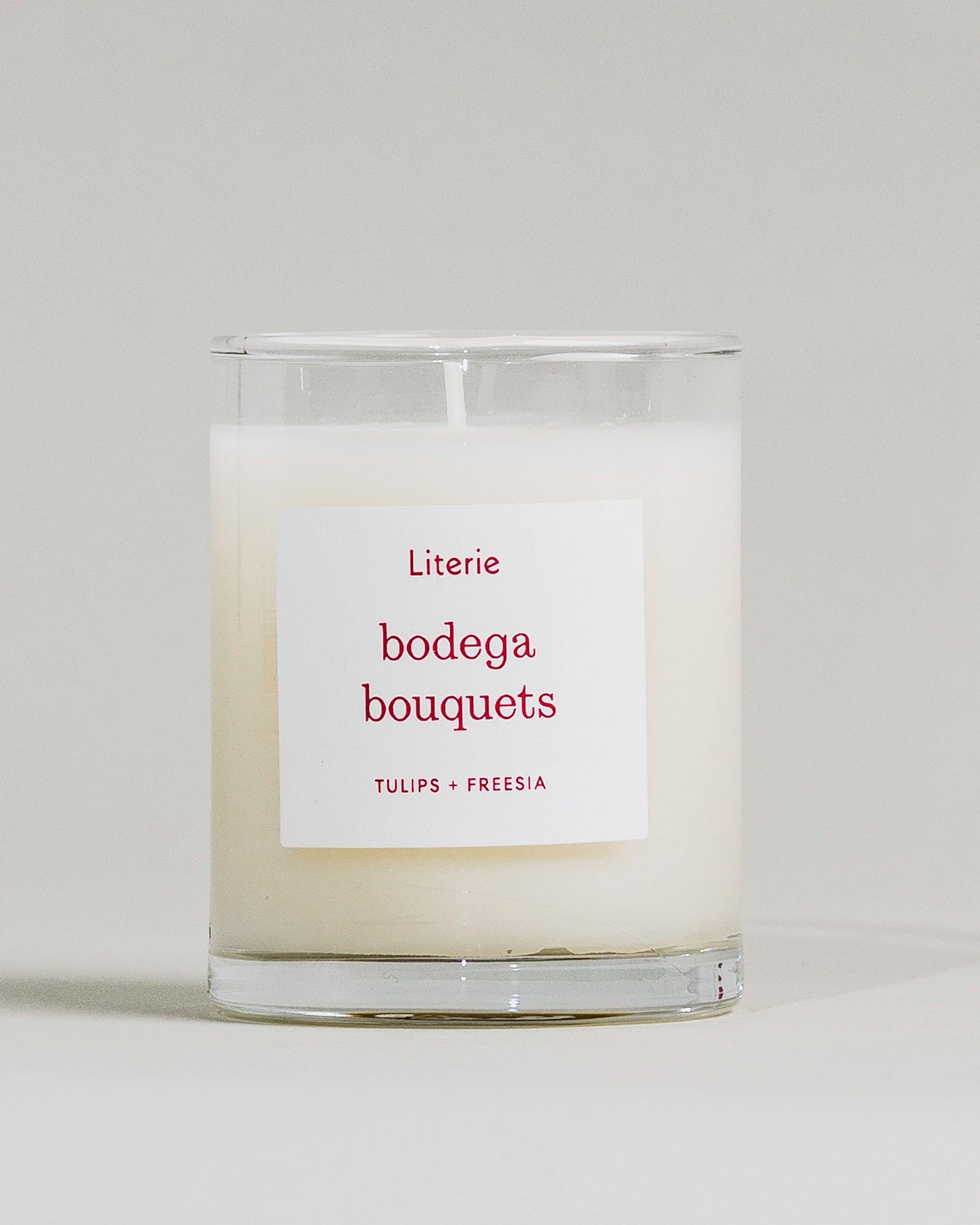 "Bodega Bouquets" little candle by Literie on a grey background.
