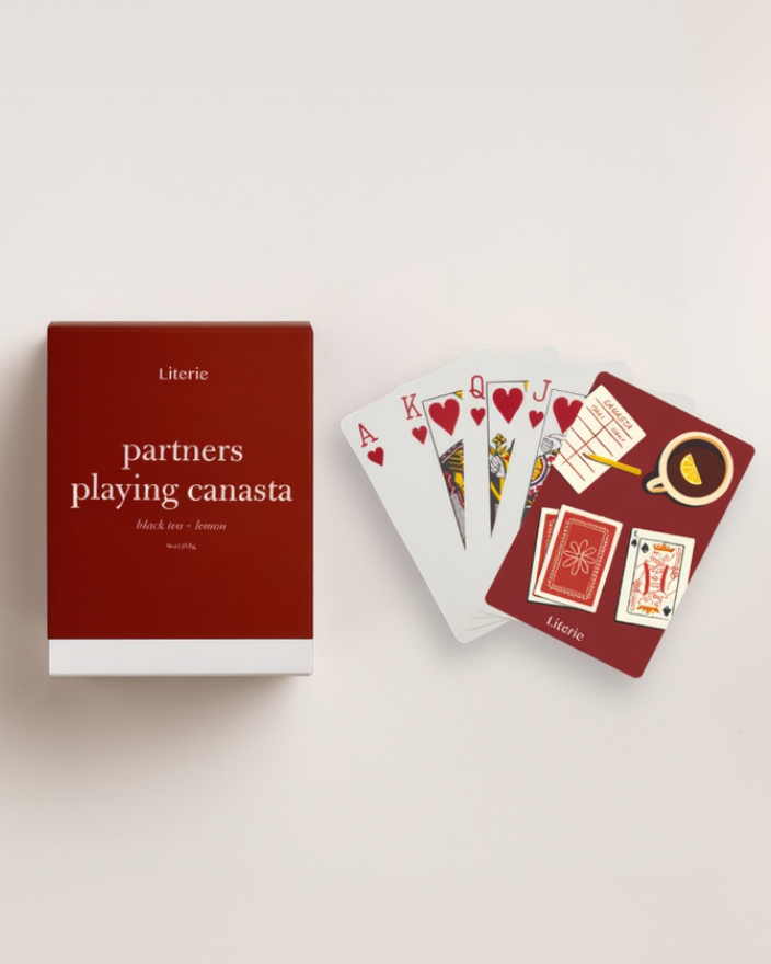 Playing cards with a red box labeled 'Literie' on a light beige background